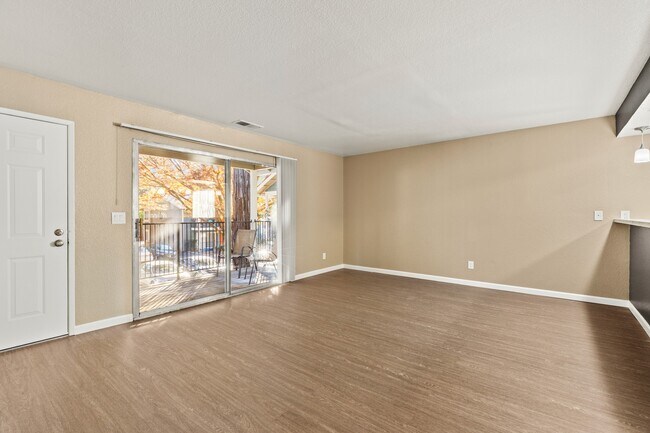 Foto del edificio - Redwood Cove Apartments