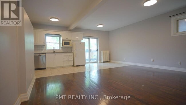 Building Photo - 128-128 Grenadier Rd