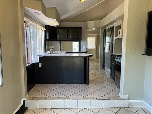 Building Photo - Come see this 3 bedrooms