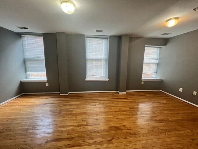Foto del edificio - Charming 3 BR/1.5 BA Condo in Columbia Hei...