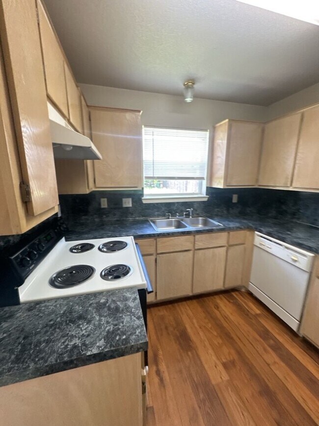 Foto del edificio - AVAILABLE NOW! - 2 WEEKS FREE!