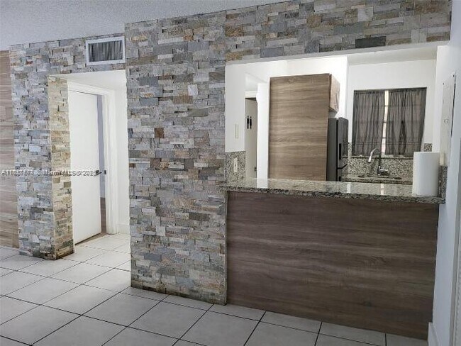 Building Photo - 8810 Fontainebleau Blvd