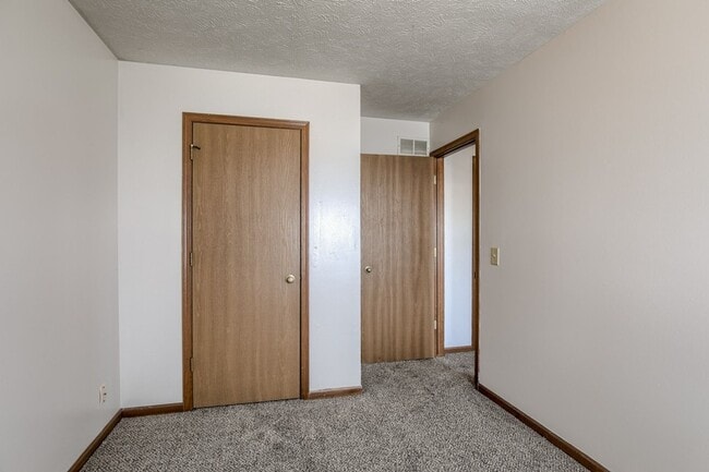 Building Photo - Spacious Duplex Close to Schools, UNL, Haymarket, and I-80 TOTALLY REMODELED