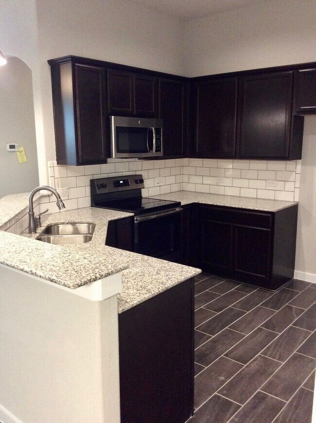 Foto del edificio - AVAILABLE NOW!  LUXURY TOWNHOME LOCATED IN...