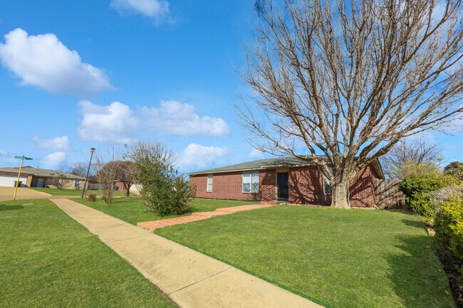 Building Photo - 4609 Stallion Dr
