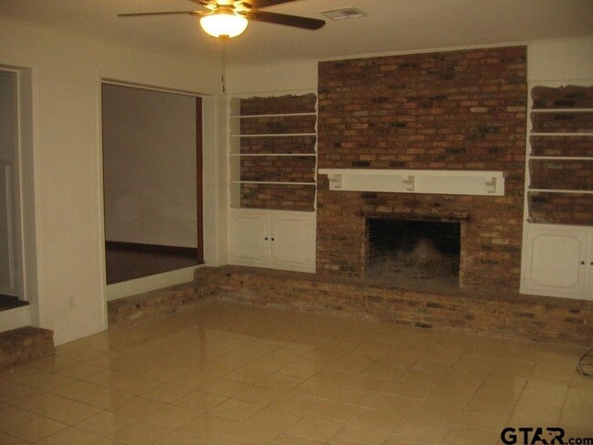 Building Photo - 1332 E Hankerson St