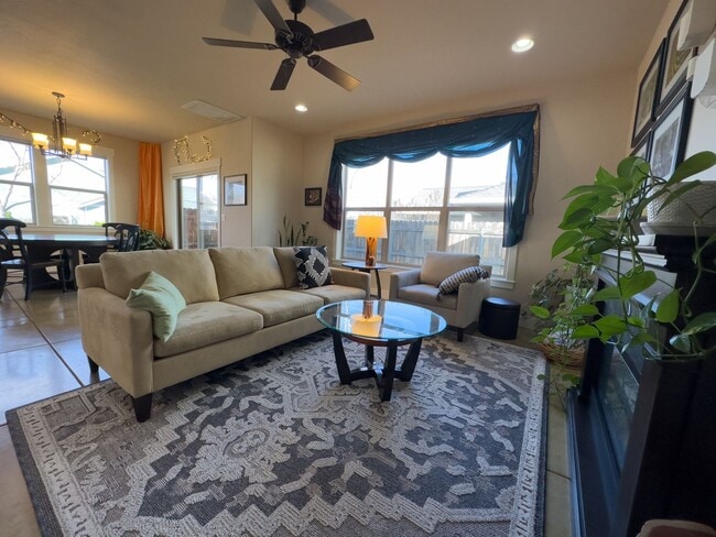 Foto del edificio - Beautiful Talent home w/bonus room and off...