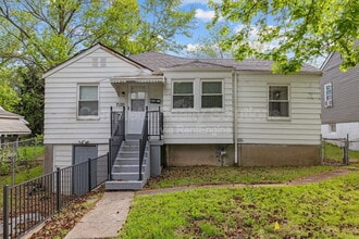 Building Photo - 7120 Greenhaven Dr
