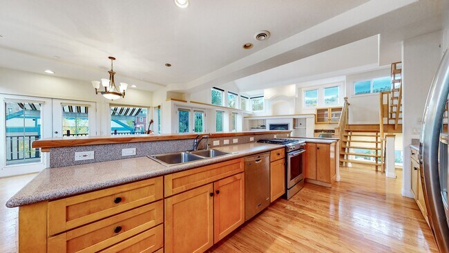 Building Photo - Stunning 2B/2B Home with Loft-Available Ma...