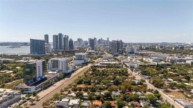 Foto del edificio - 250 NE 48th St