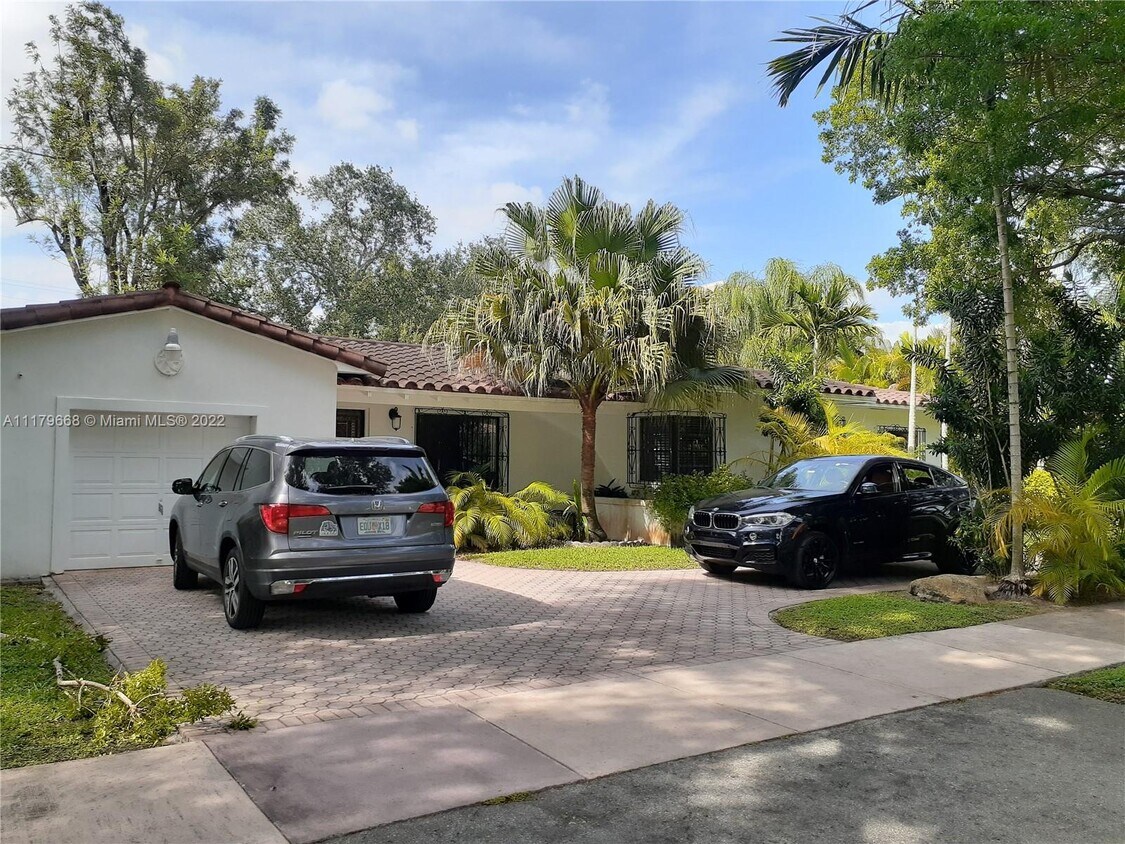 Primary Photo - 435 Catalonia Ave