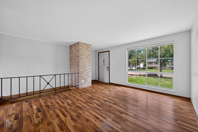 Building Photo - 114 S Willow Ln