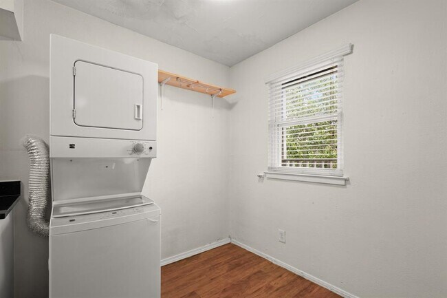 Foto del edificio - 2401 Manor Rd