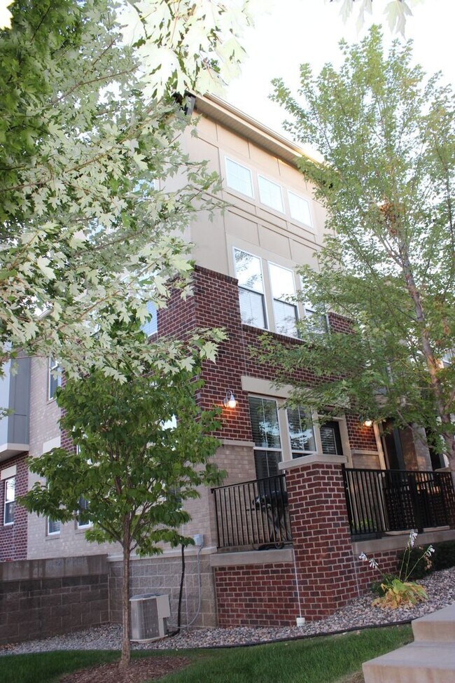 Building Photo - St Louis Park Town Home, Private 2 Car Gar...