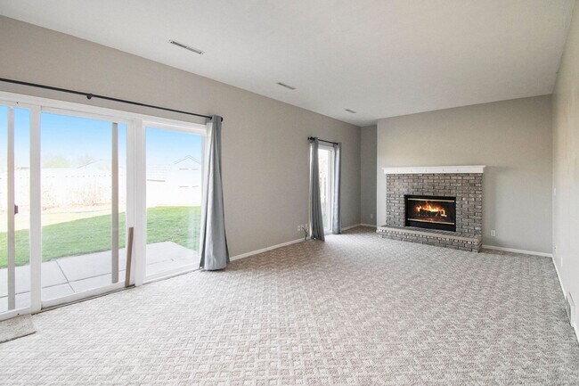 Building Photo - 3 bed + 3 bath Millard tri- level! Ready for move in!