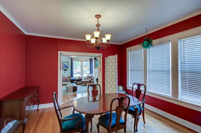 Foto del edificio - 818 Elmwood St