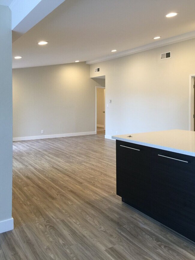 Building Photo - 550 North Fair Oaks Avenue, Unit 15