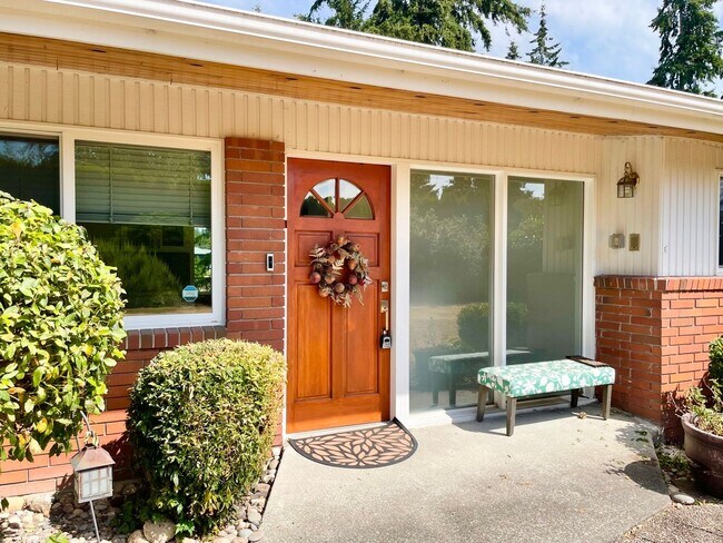 Foto del edificio - Beautifully Remodeled 5 Bed 2.75 Bath Home in Eastgate