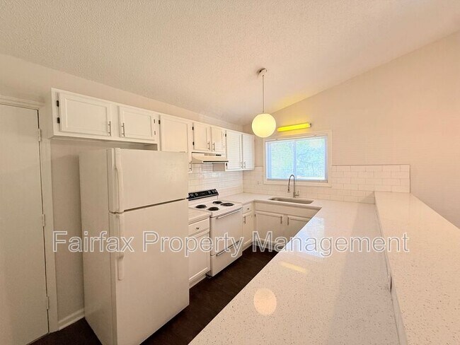 Foto del edificio - 475 Cedar Lake Rd