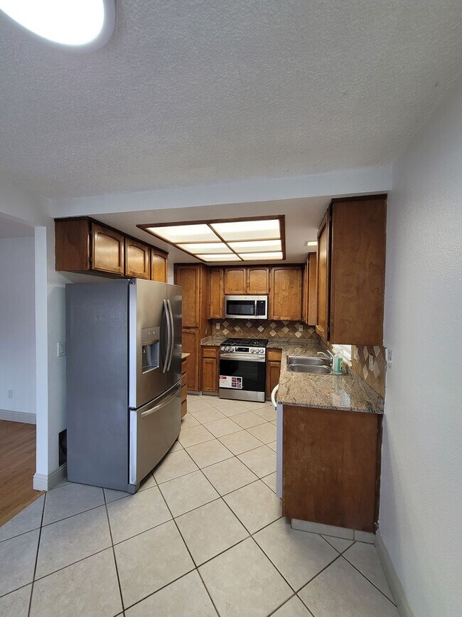 Foto del edificio - Charming 3-bedroom, 2.5-bathroom house with solar! HURRY! Special Offer Available!