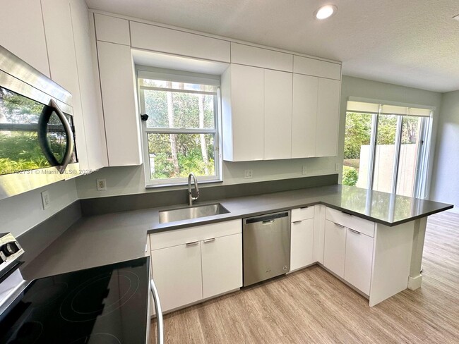 Foto del edificio - 895 NW 170th Terrace