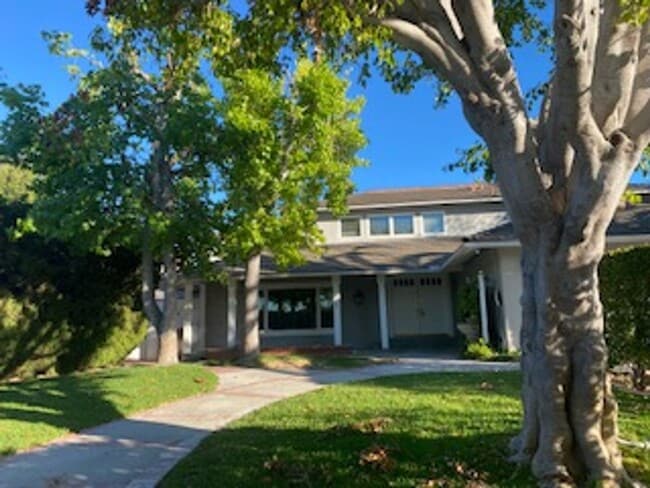 Foto del edificio - Elegant 4 bedroom, 3 bath large home locat...