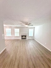 Building Photo - 926 Creekside Way
