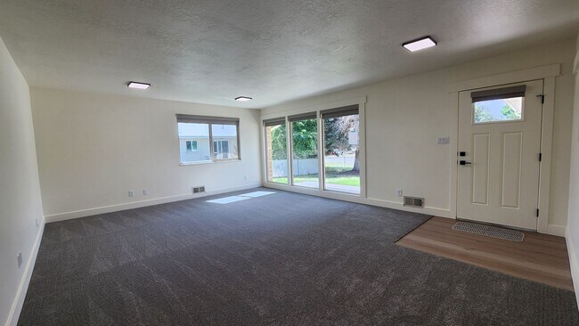 Building Photo - Earnshaw Estates 2