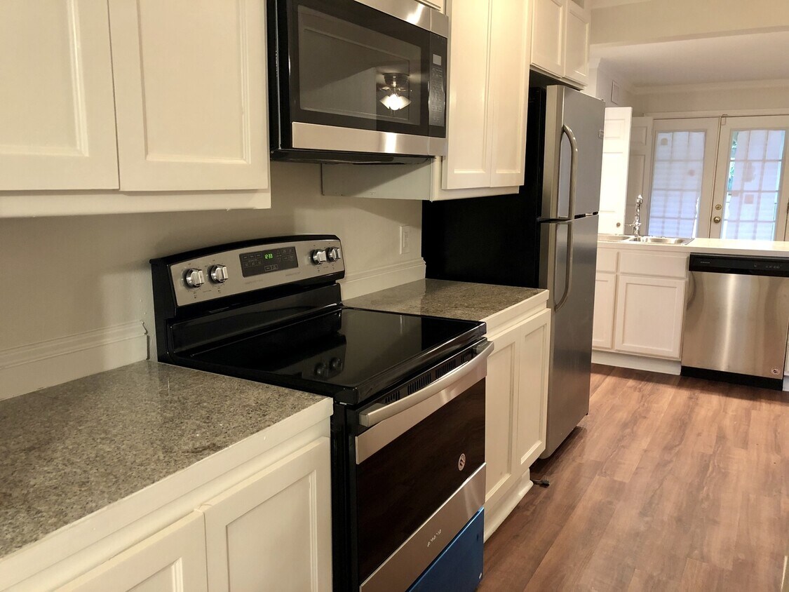 Totally updated 3br/2ba cottage by LSU with all new appl, 2nd house from River Road - Totally updated 3br/2ba cottage by LSU with all new appl, 2nd house from River Road