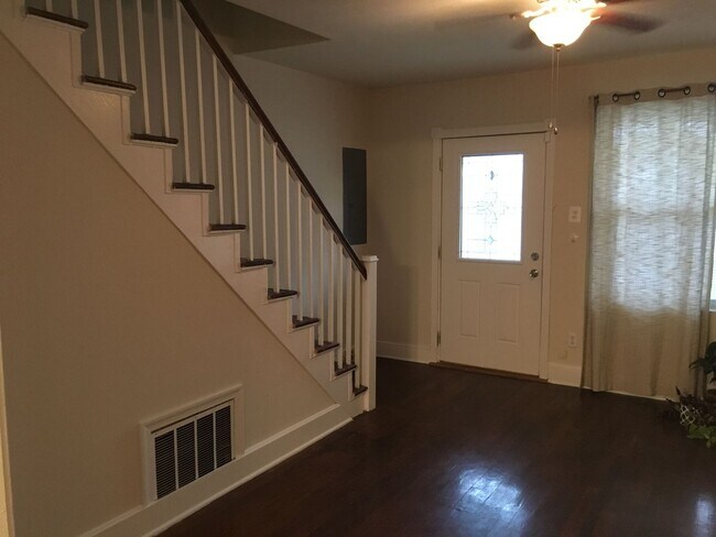 Foto del edificio - Charming Four-Square House in Church Hill w/ Fenced-in yard & tons of walkability