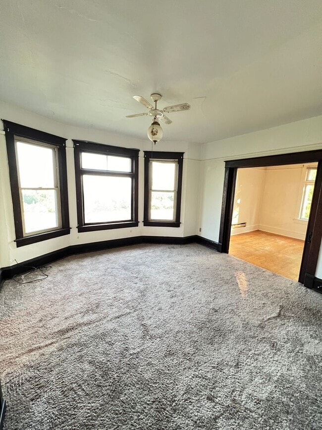 Building Photo - 910 N 22nd Ave W