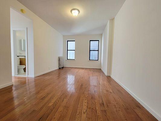 Foto del edificio - 3 bedroom in BRONX NY 10458