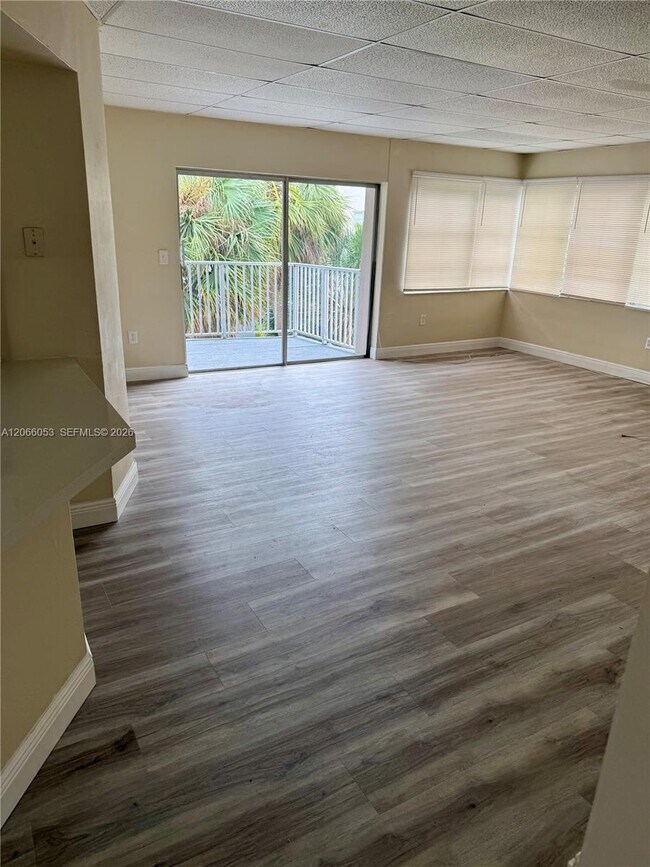 Foto del edificio - 9390 E Bay Harbor Dr