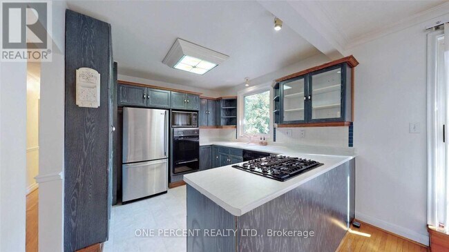 Building Photo - 9 Kingsmere Crescent