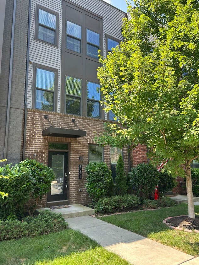 Foto principal - 4 level townhome in Westmoore ready for mo...