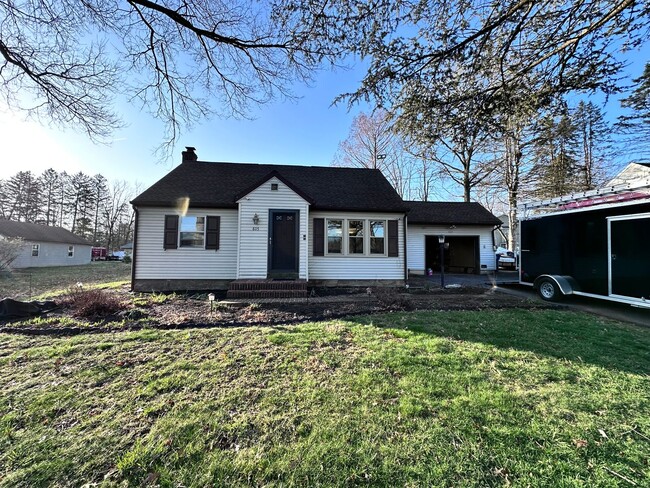 Building Photo - Beautifully Renovated 3 Bedroom Home in Me...