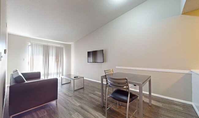 Interior Photo - 905 South Locust Street