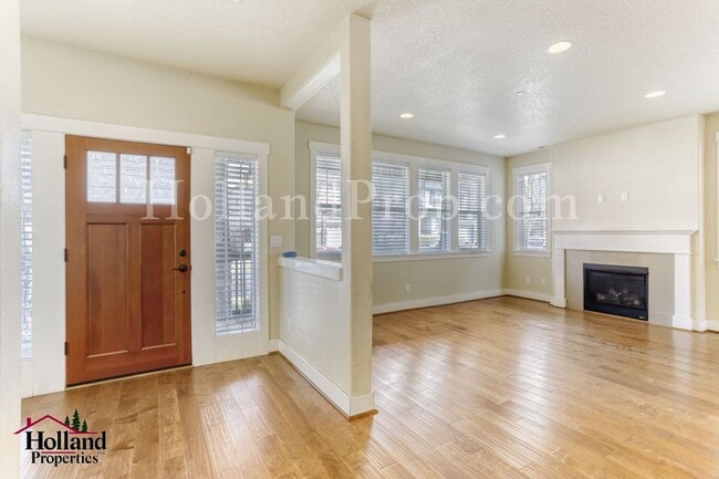 Building Photo - Charming 4-Bedroom Hillsboro Home with Attached Garage and Brand New Carpets!