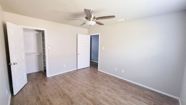 Foto del edificio - $950 DECEMBER MOVE IN SPECIAL! 2 BED 2 BAT...