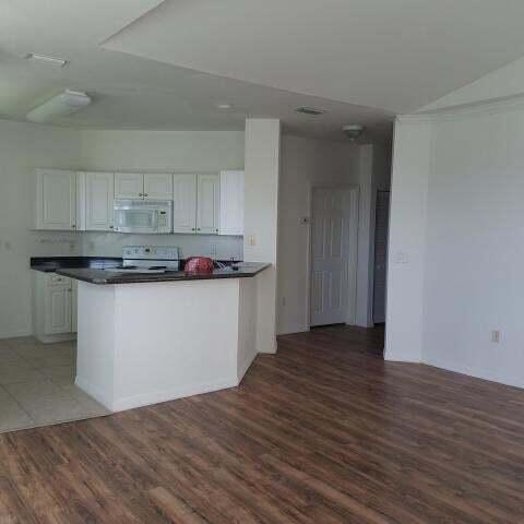 Primary Photo - 360 SE Rogers Ct