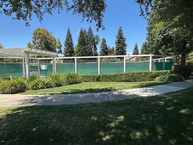 Foto del edificio - $2,395 Friant & Copper, 3 Bed, N. Windham ...