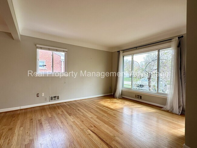 Foto del edificio - Mid-Century 3 Bed/2 Bath Ranch Near Downto...