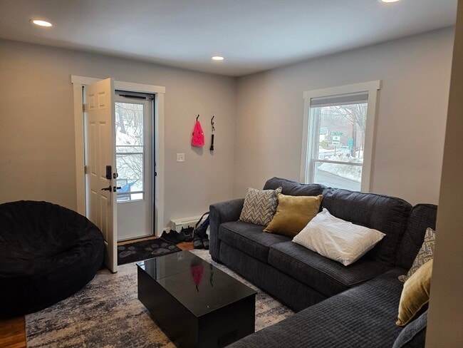 Foto del edificio - 1081 Main St