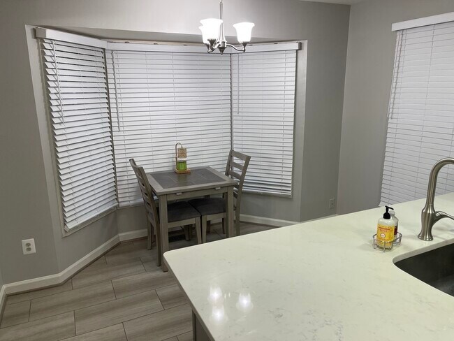 Kitchen breakfast nook - 2100 Bobbyber Dr