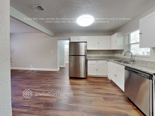 Foto del edificio - 822 Rosalia Dr