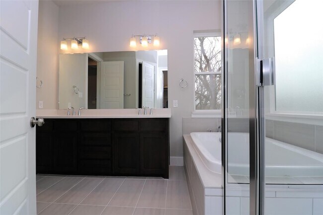 Foto del edificio - 4932 Hidden Grove Dr