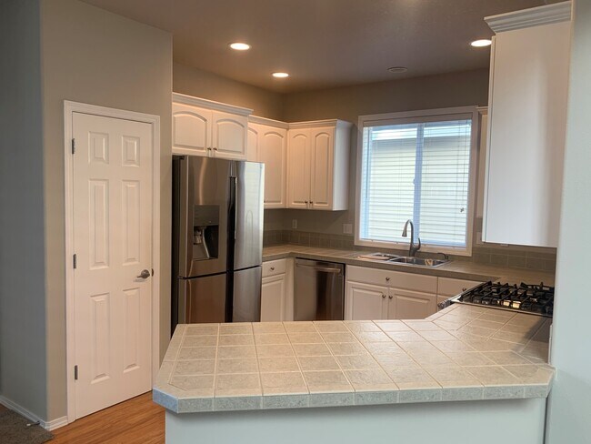 Building Photo - Gorgeous Grand Oaks Home across from the P...