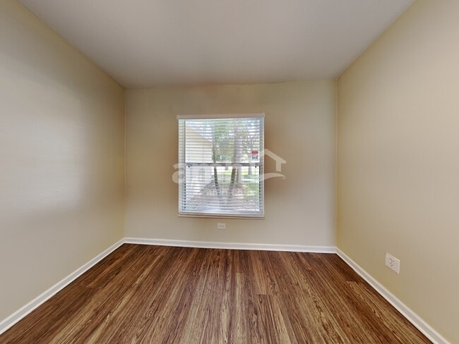 Building Photo - 2214 SE West Blackwell Dr