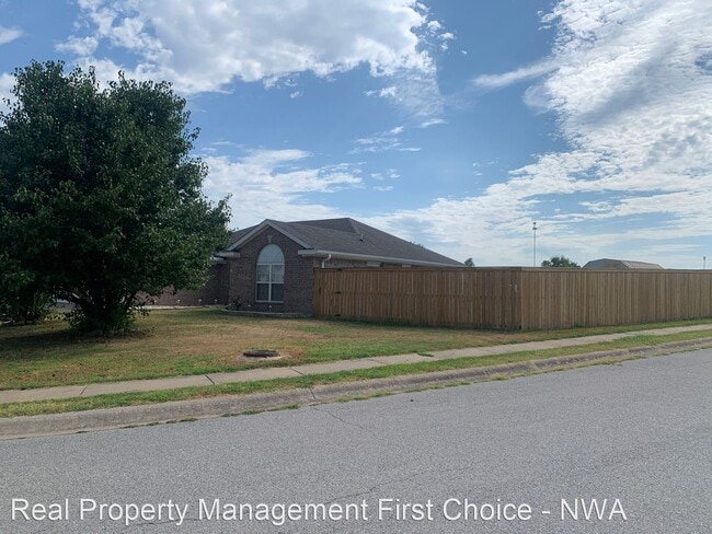 Building Photo - 4 br, 2 bath House - 1059 Applewood Circle