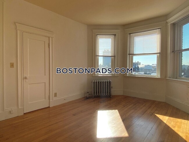 Building Photo - 46 Westland Ave
